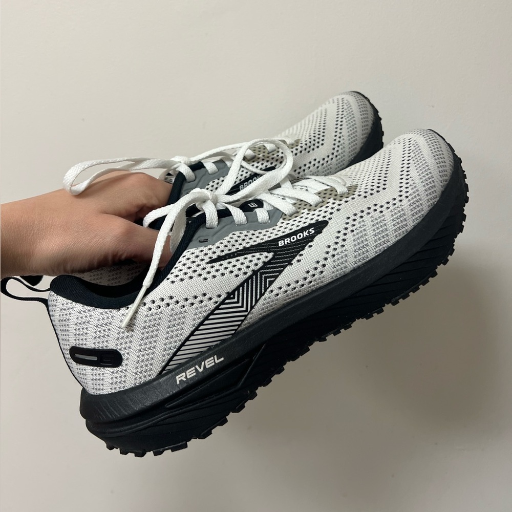 Brooks Revel White and Black Sneakers
